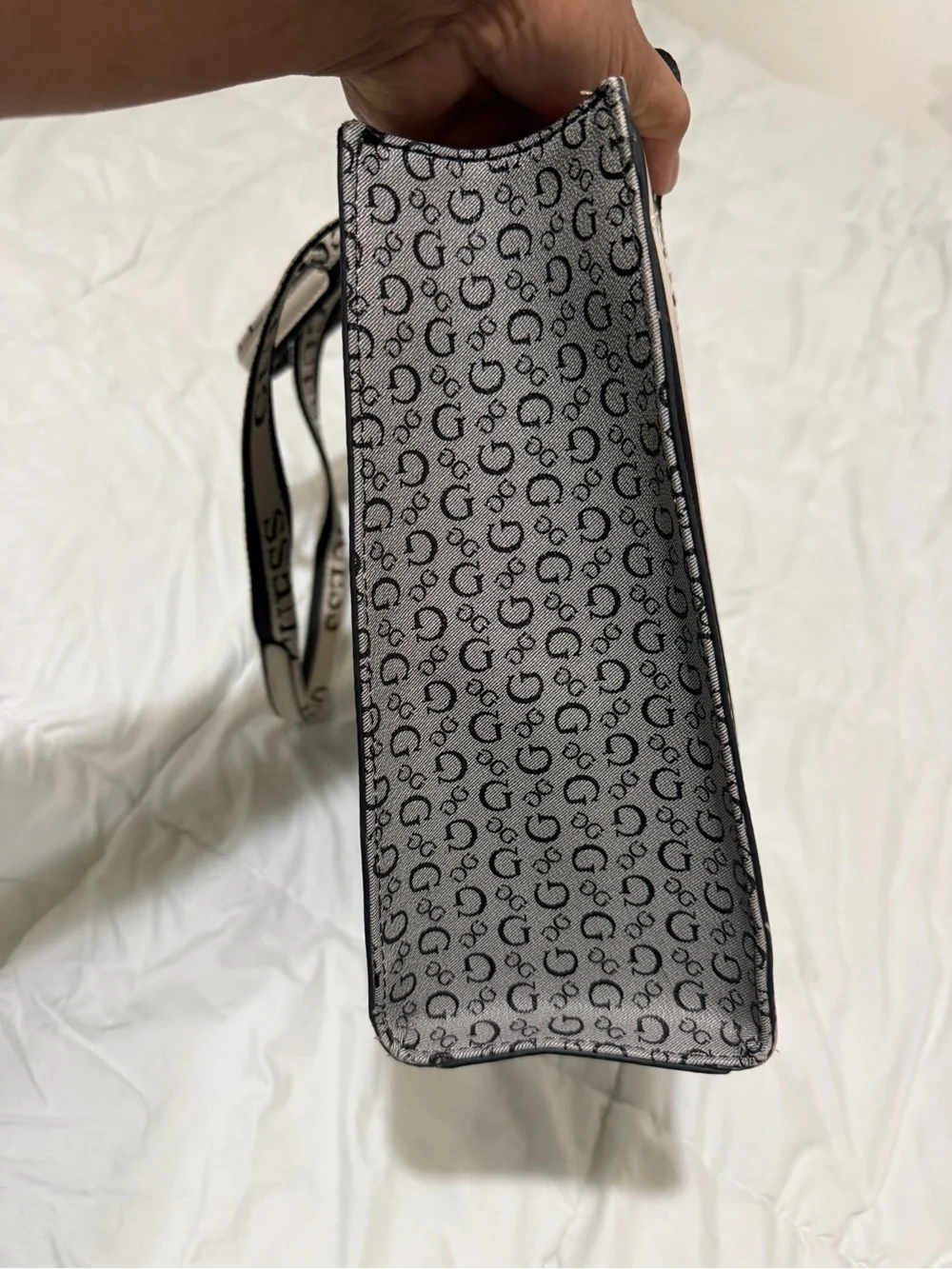 Guess tote repeating